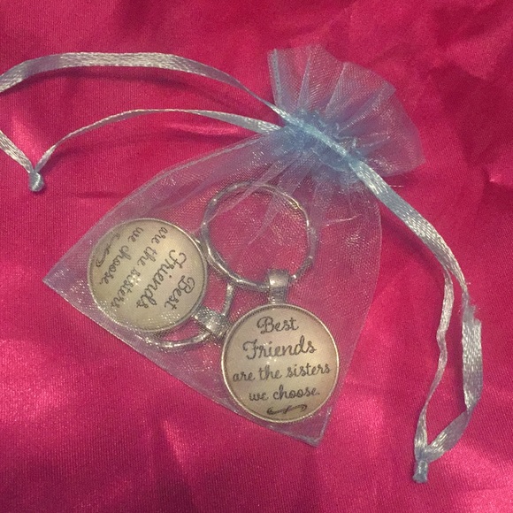 Best Friends Keychain 👭👩‍❤️‍💋‍👩 - Picture 4 of 7